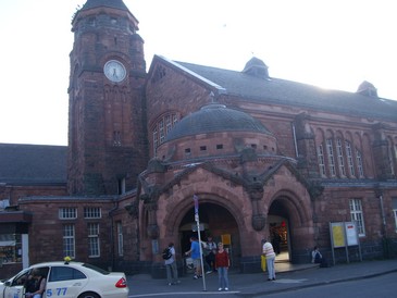 Bahnhof von außen